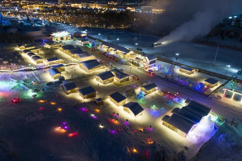 东北的年，雪是请柬，酸菜缸里冒着蒸汽，推门喊句“过年好”，热炕头就暖了寒冬；江南