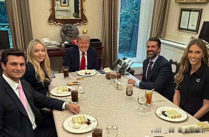 老特家的生日宴也忒简单了，就是一块蛋糕加一个鸡蛋，跟我这挣3000块钱，那也没什