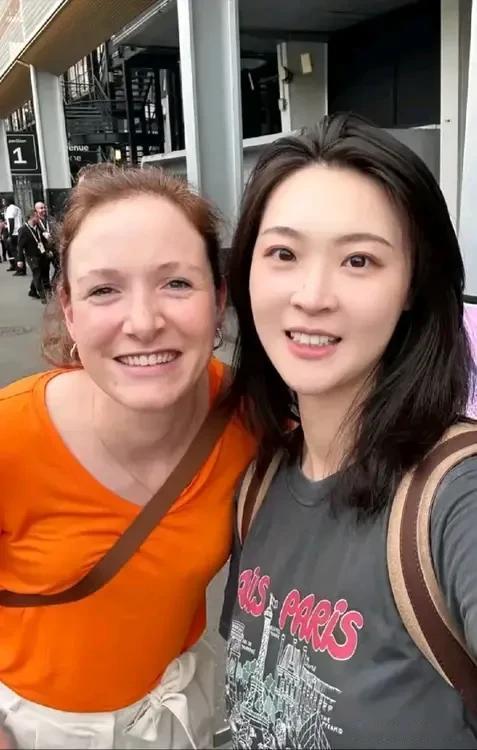 岁月催人老人生如过客
       斯洛特耶斯曾经是荷兰女排著名的接应，曾经也是
