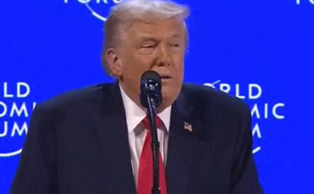 炸翻全网，特朗普在达沃斯论坛上疯吹自己让富豪们都赚翻了的操作，直接把全网看懵了，