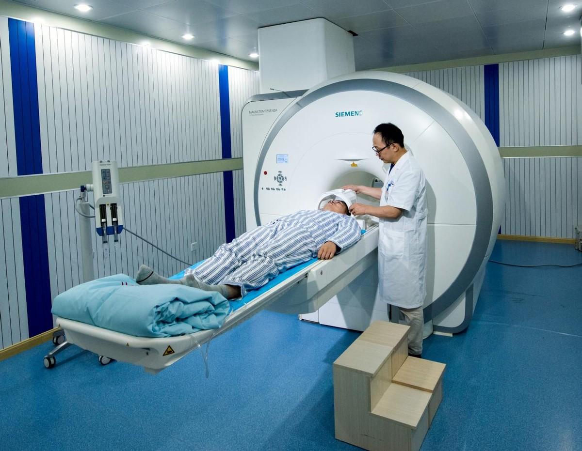 核磁共振仪在中国还不能生产时，国外的飞利浦卖给中国一台要价3000万，而中国自主