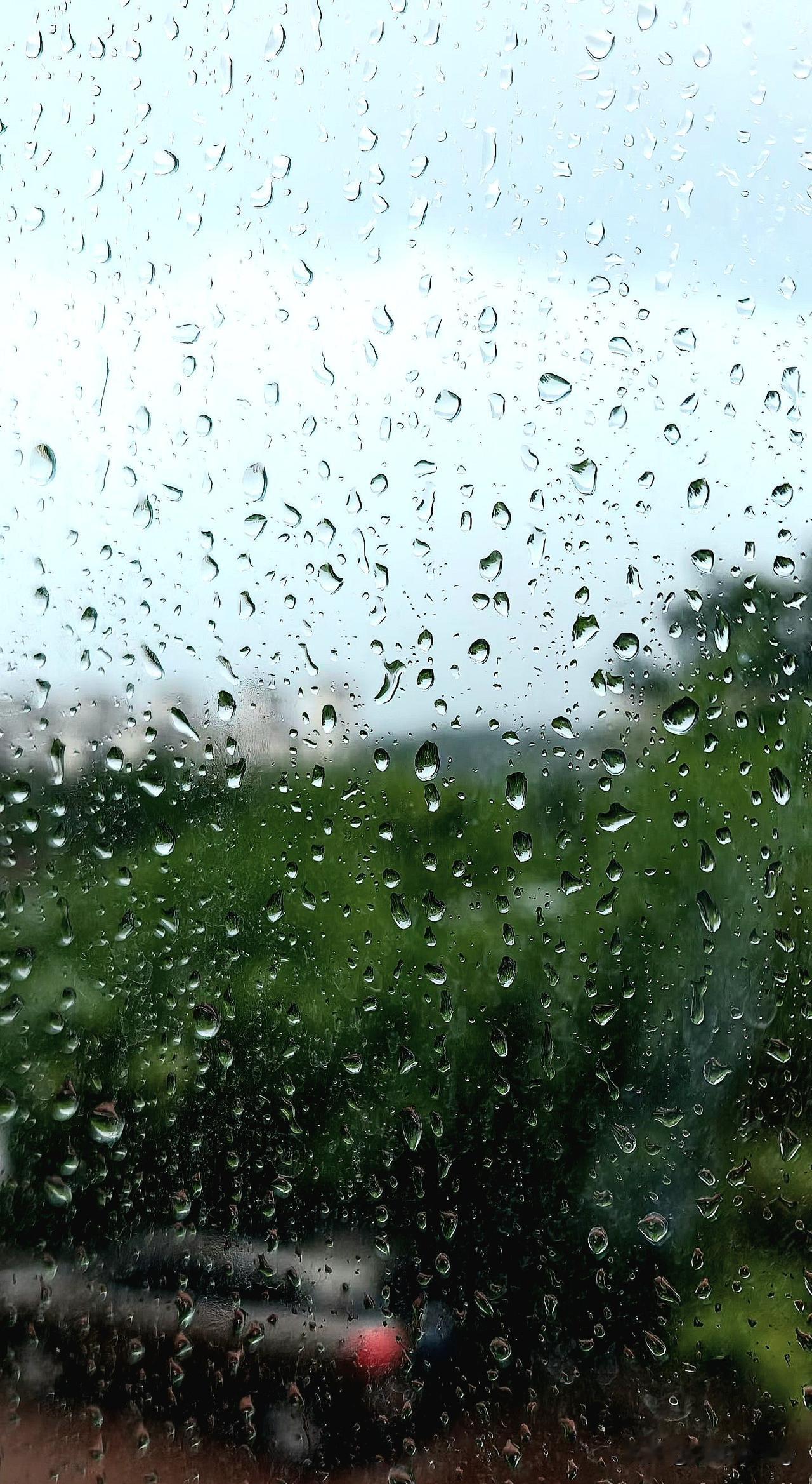 北方地区将会迎来一场暴雨。
这场暴雨我觉得应该跟南方的关系也不小吧。毕竟广东都热