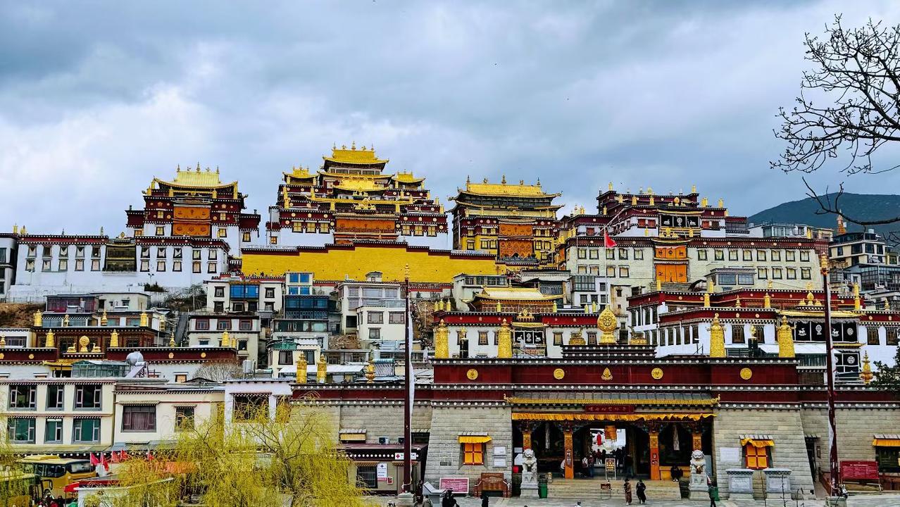 这里缺氧但不缺信仰！香格里拉噶丹松赞林寺——在海拔3300米的佛国净土，听一场梵