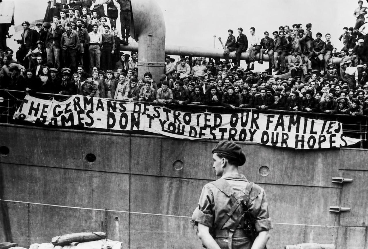 1941年，犹太难民抵达巴勒斯坦海法港，但等待他们的不是自由。照片中难民站在船边