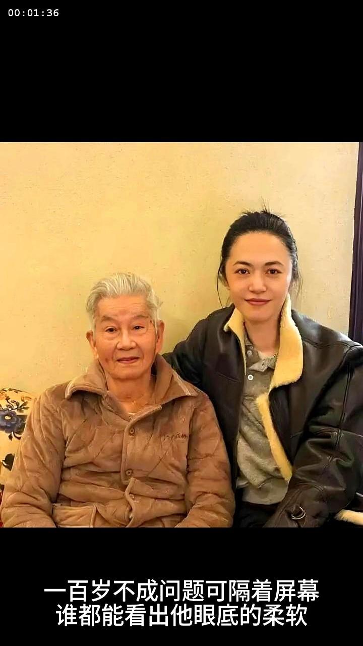 姚晨身价过亿，可她90岁的三舅公，还住在福州的老式筒子楼里。

最戳人的一幕，是