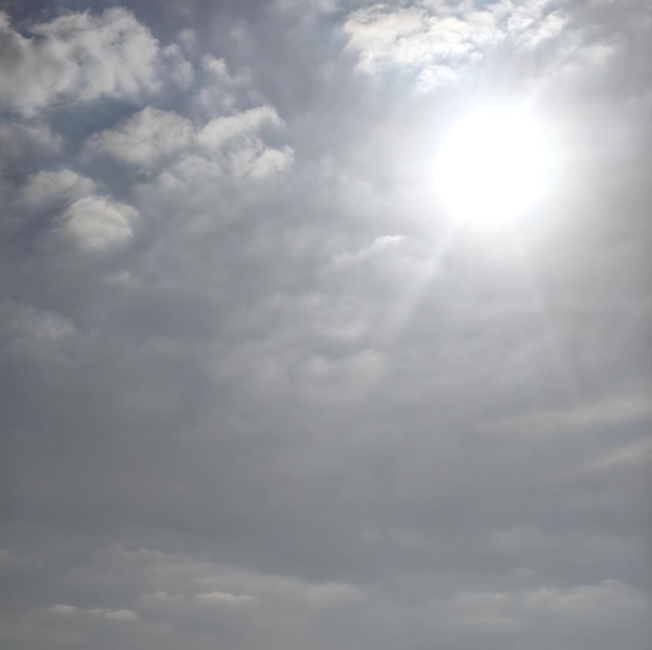 真的很喜欢看天空，真的很美很美，心情也会变得很通透，整个人也变得阳光起来，好像变