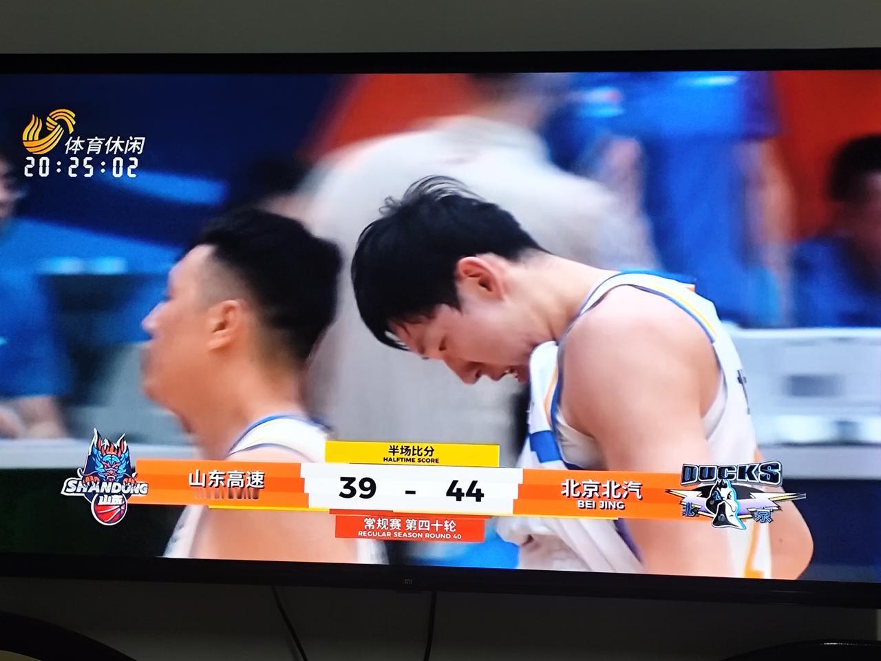 同时开赛的山东两支球队山东高速和山东泰山上半场均落后对手，令人有些意外！山东高速