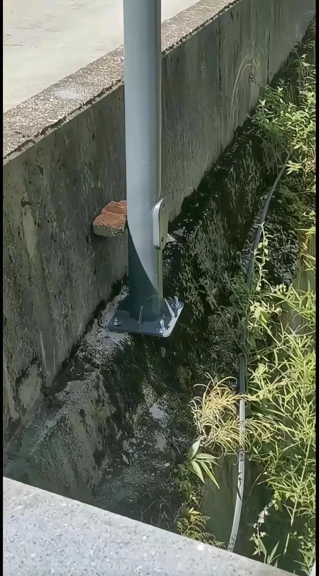 这两颗螺丝是做摆设的吗？都悬空了