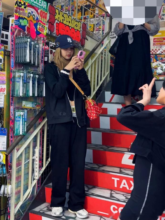 Lisa 与 Minnie 现身东京街头，Lisa 那印着超逗中文的裤子抢镜，“
