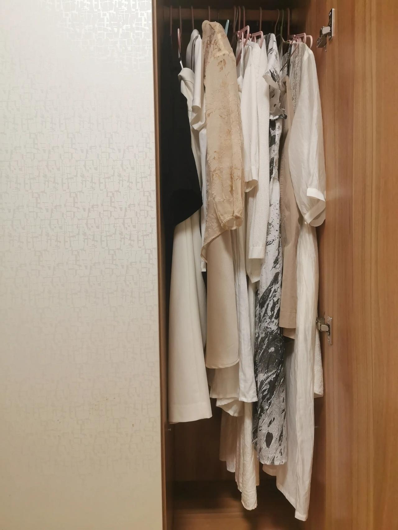 一个仅有几套衣服的女人

趋向贪婪与物欲，向来是人性的弱点，曾经以为买买买，就会