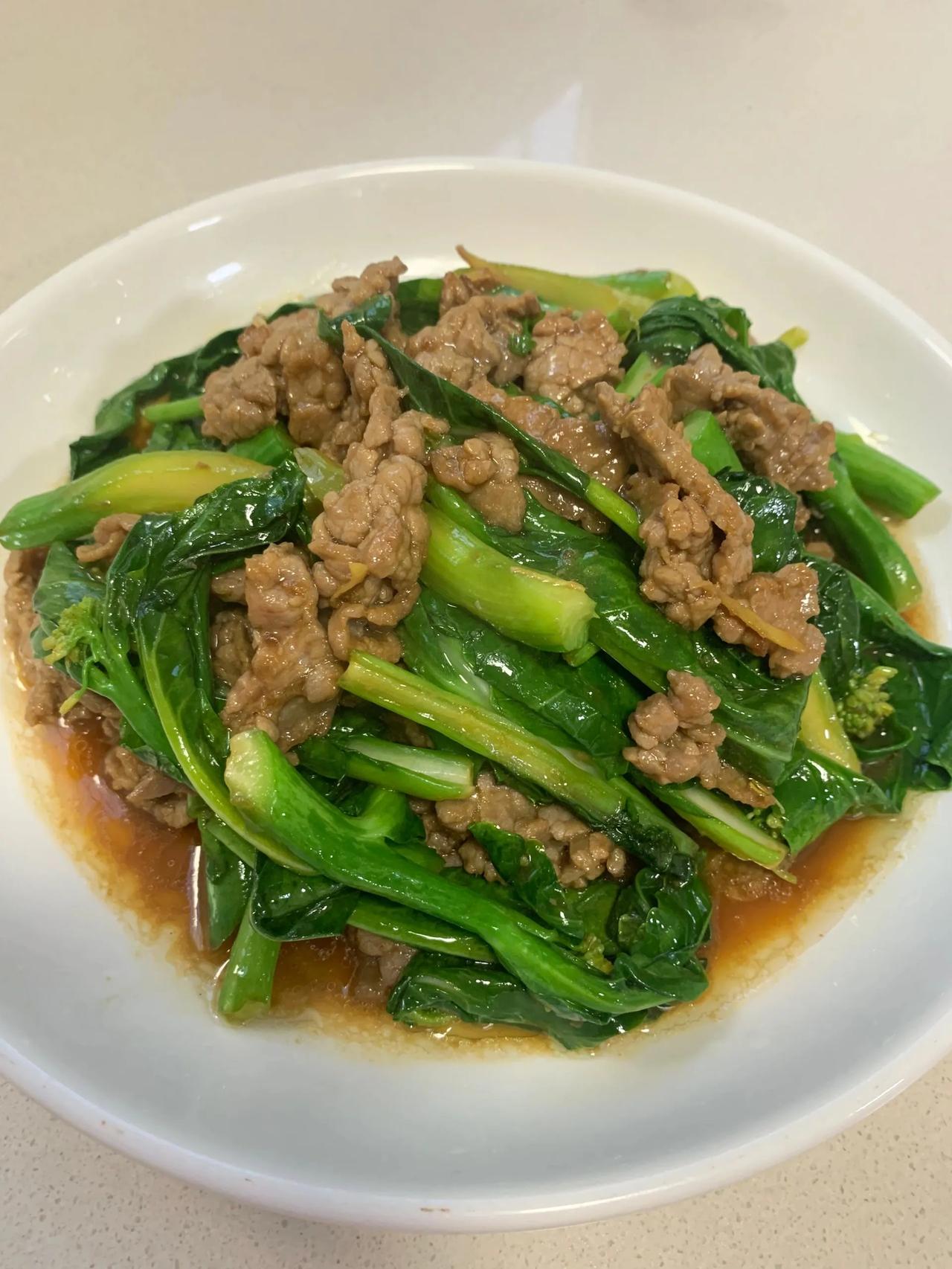 芥蓝炒牛肉，牛肉嫩滑芥蓝爽脆，超级好吃
芥篮炒牛肉，是粤菜餐厅都有的菜，我第一次