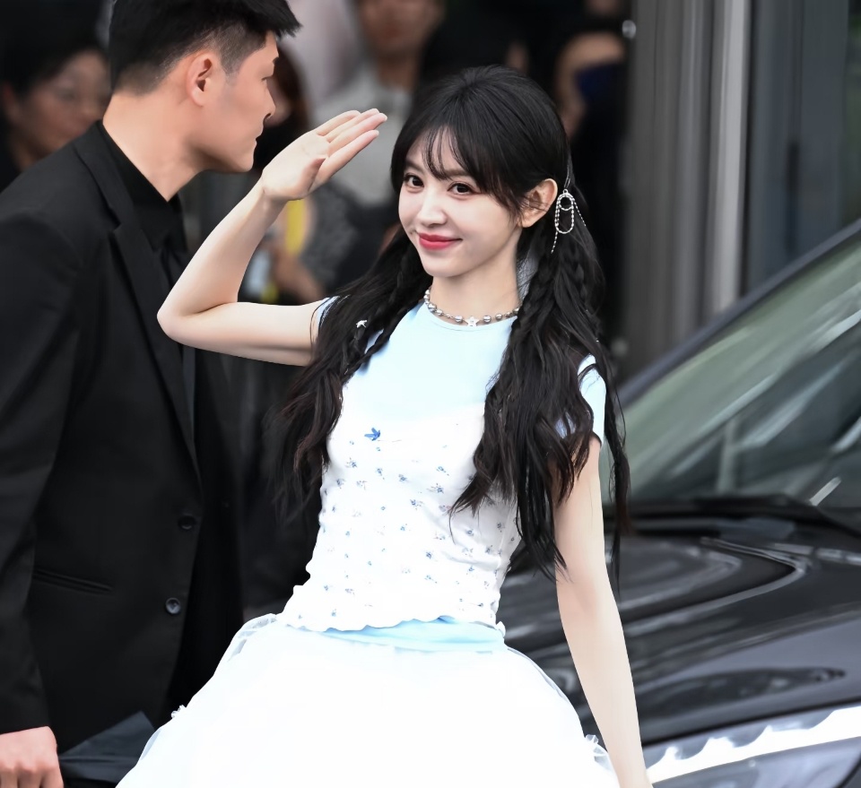 田曦薇双马尾猫猫敬礼田曦薇敬礼猫猫 田曦薇双马尾猫猫敬礼啦！！！田曦薇