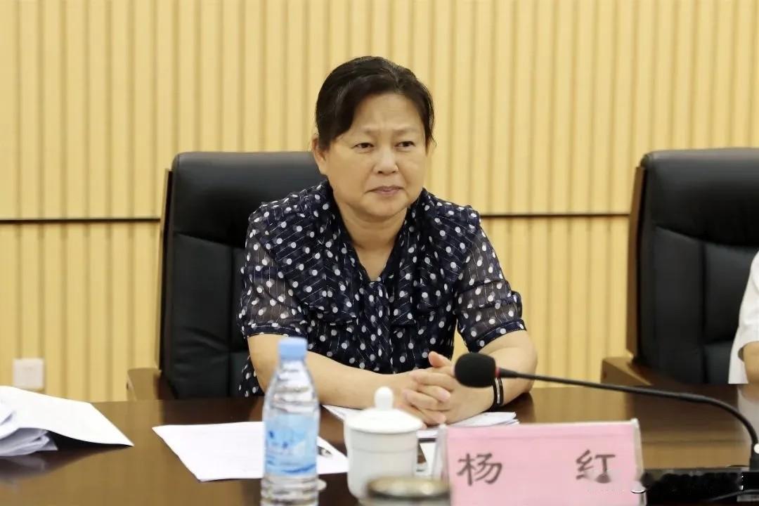 “万万没想到”！玉林的杨红居然还有这样的一面，曾在化肥厂上班，伏笔埋却在两个月前