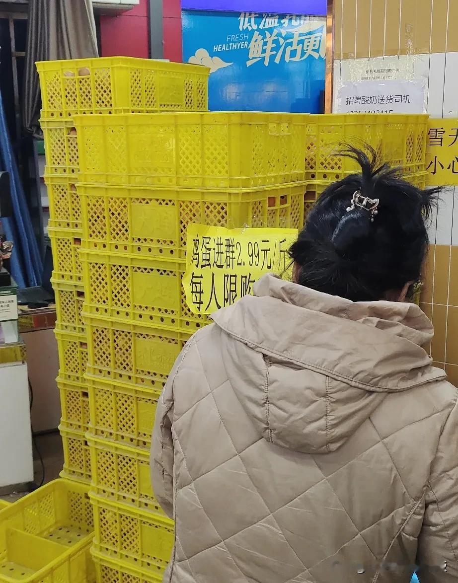 今天路过生鲜超市进去看了看现在菜价啥样，前几天生菜都卖到了8元一斤，想着菜贵了就