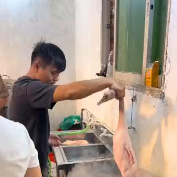 湖南学员实操制作金牌脆皮烧鹅的烫皮环节。
这些年头发是越剪越短，胡子是越刮越长。