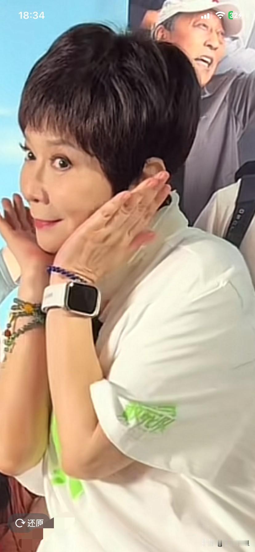 为新电影上映宣传的蔡明阿姨和丁嘉丽，两个人都相差不太大！年龄都是60多岁了！
怎