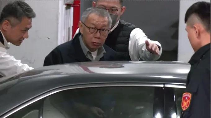 柯文哲这是被修理得惨
