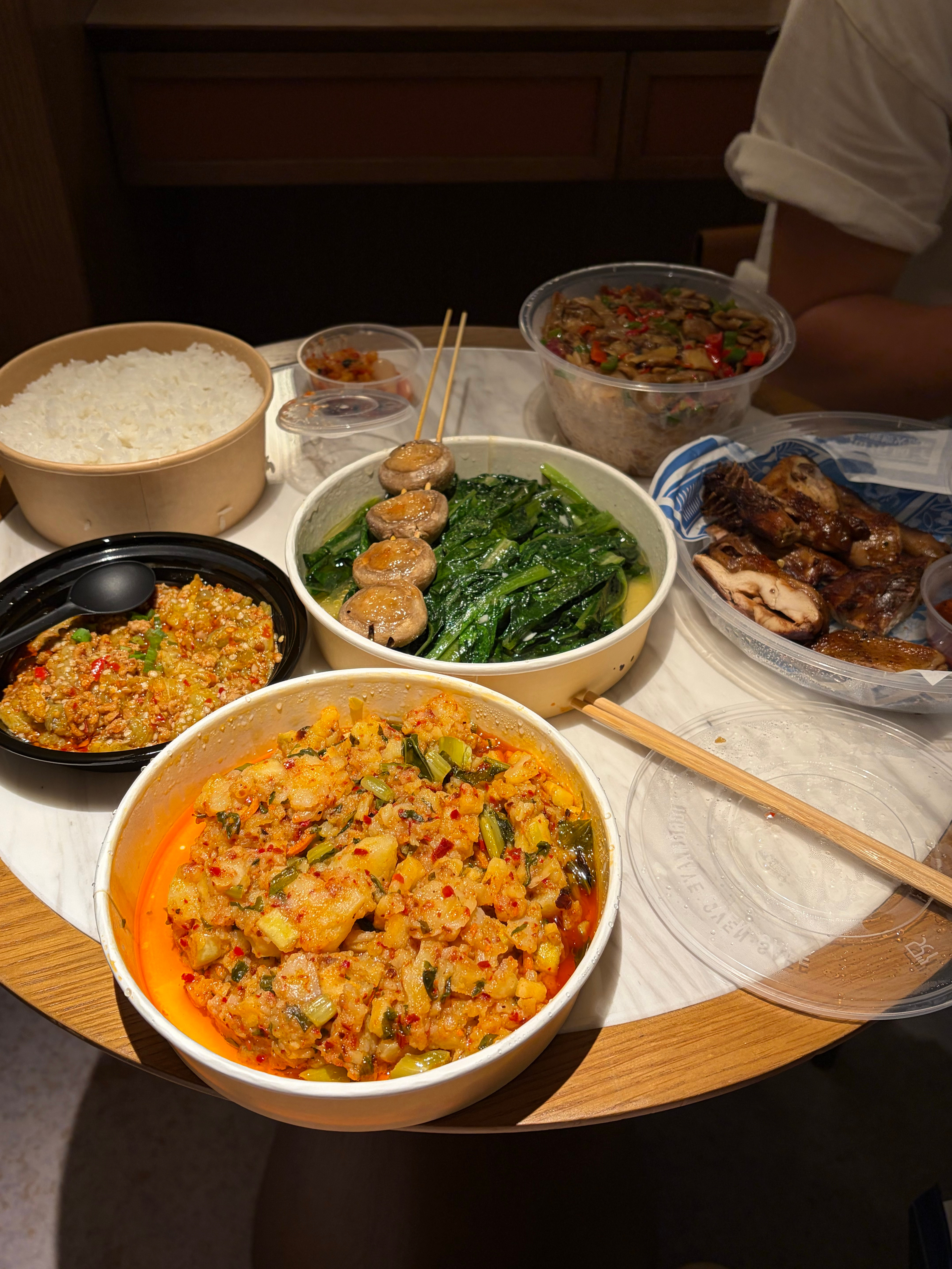 人已经到大理了。在酒店吃外卖，吃撑，躺平，舒服。 