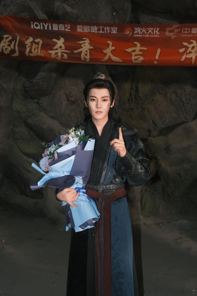 侯明昊艾米捧花杀青照杀青捧花同框，冷世子与机关才女的故事，要等开播揭晓啦。 ​​