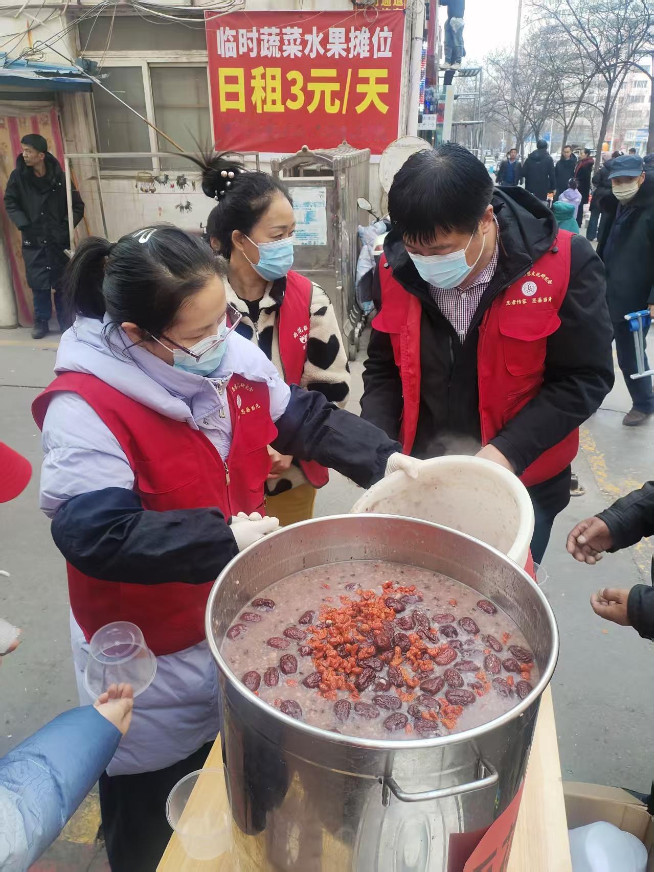 兰州岳研会东岗吕济华宣健康管理中心600份爱心腊八粥温暖市民

记者王志俭（穿石