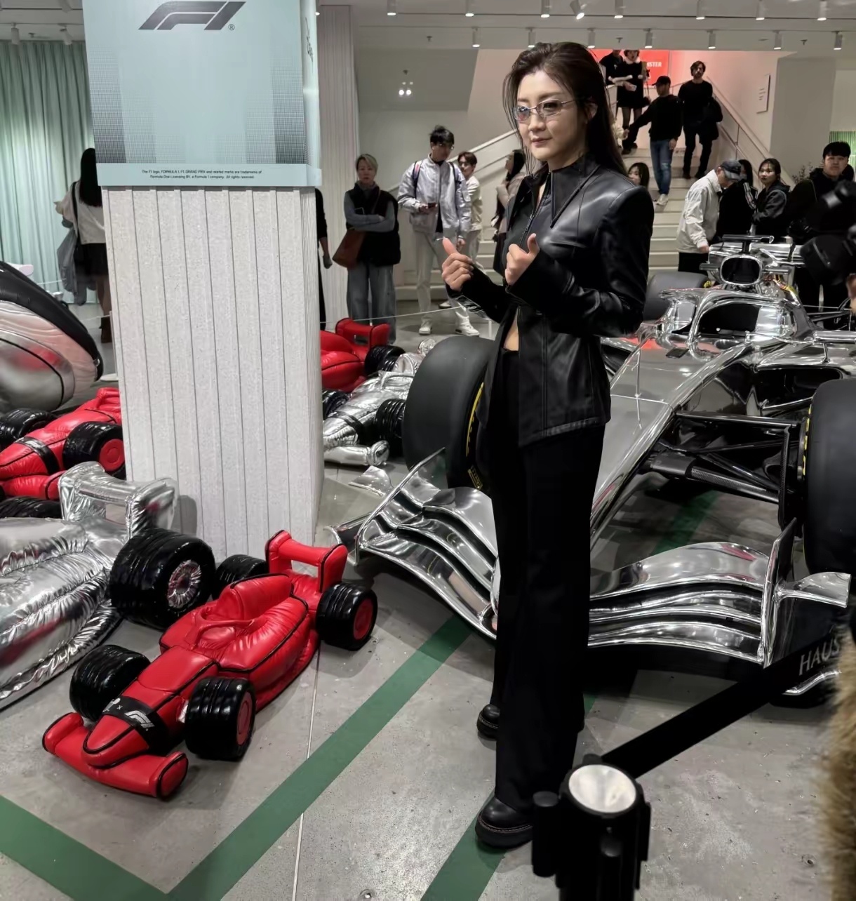 陈梦现身上海街头，皮衣露腰造型又飒又酷，气场全开超亮眼！ 