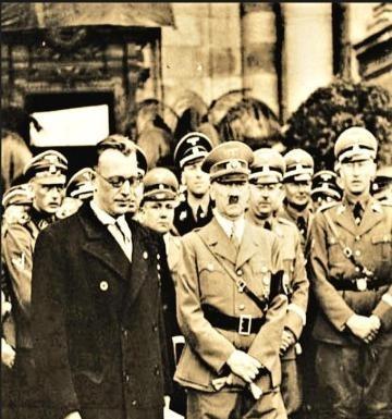 1945年，法国巴黎，这位名叫伊娃的女子，衣服被人“扒了”下来，她“羞愧”得无地