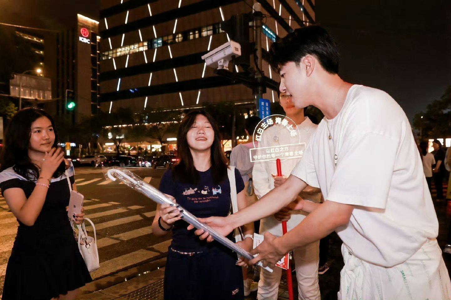上海大学路惊现行走的邀请函新学期，你的青春主场在哪里？近日，由云南白药发起的“红