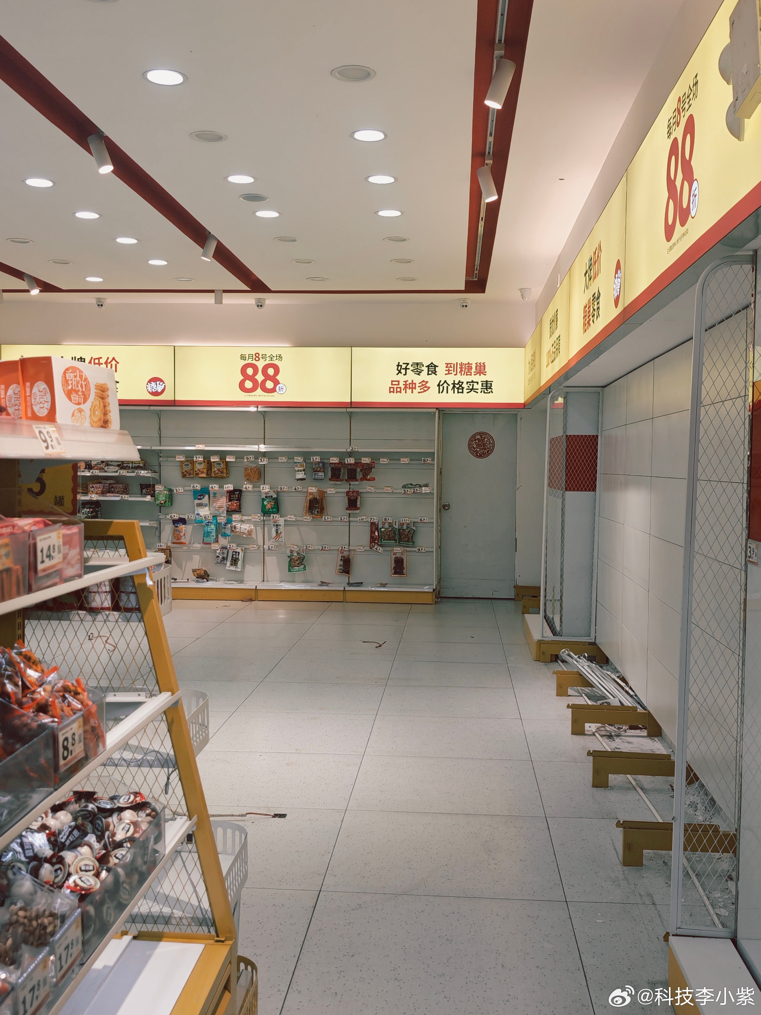 楼下的零食店快要倒闭了[泪]我进去第一时间不是买零食而是买了一堆柴米油盐……突然