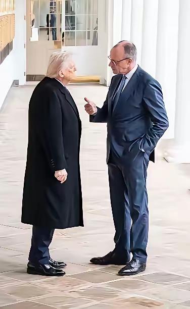 有一种“老板”在训斥“员工”的感觉，“员工”的内心是非常的不满，但也无可奈何，得