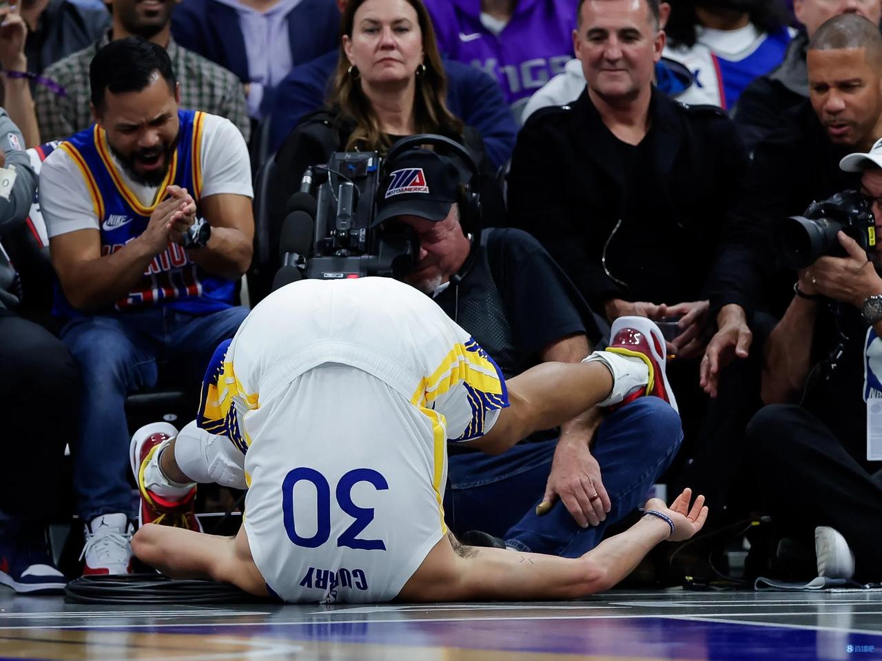 库里全场仅得7分8助攻，勇士客场险胜开拓者，难道是库嫂昨天奖励太多[呲牙][呲牙