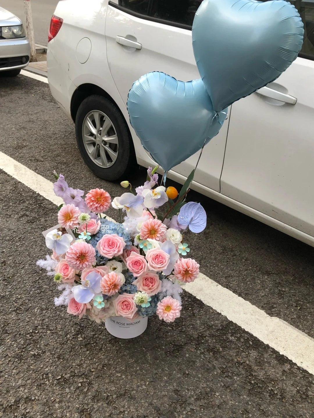 奶油桃子鲜花抱抱桶