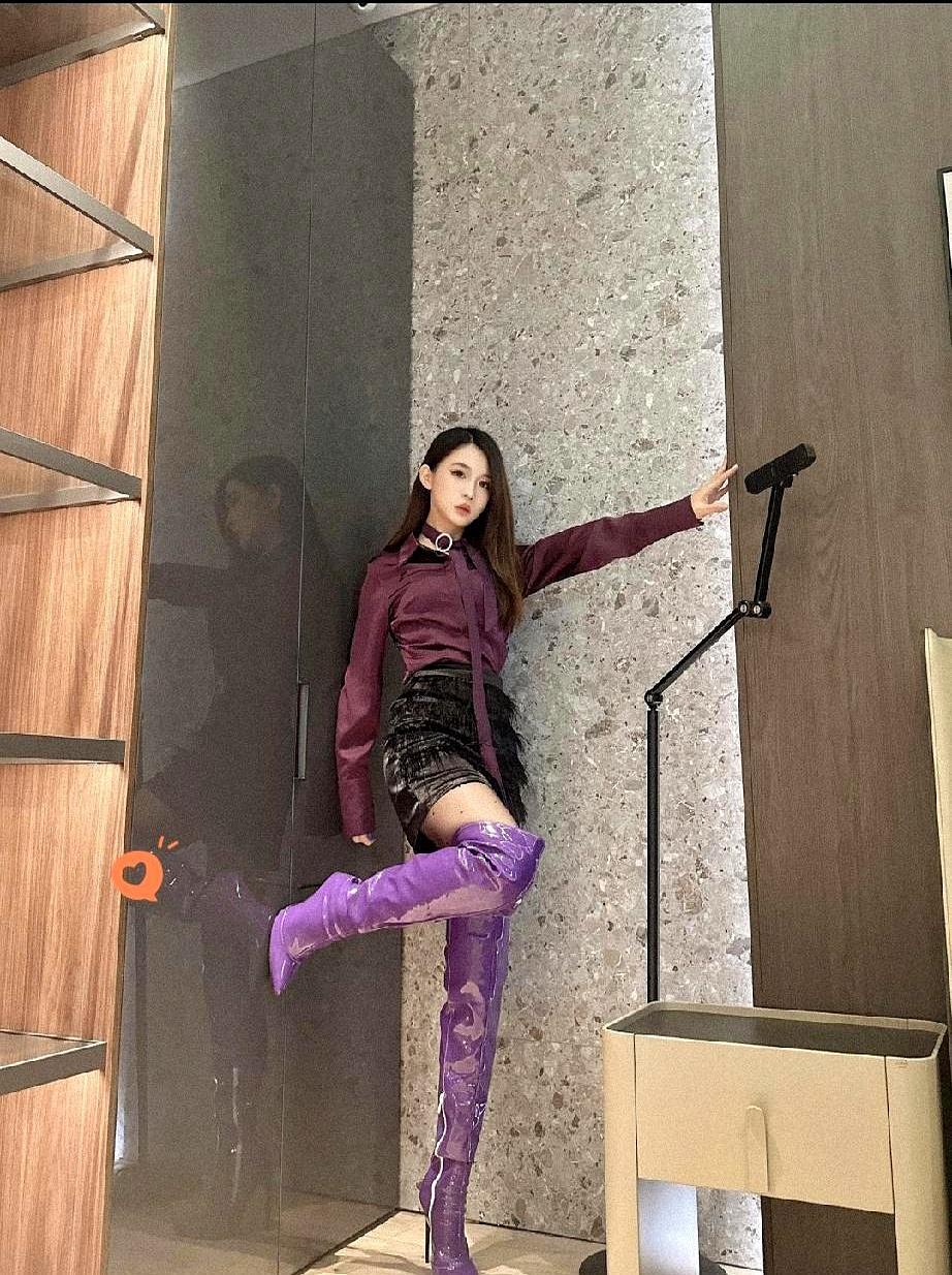 紫靴穿到公司，一半人看呆
 
下班电梯里，同事盯着脚问：这颜色会不会太炸？我直接