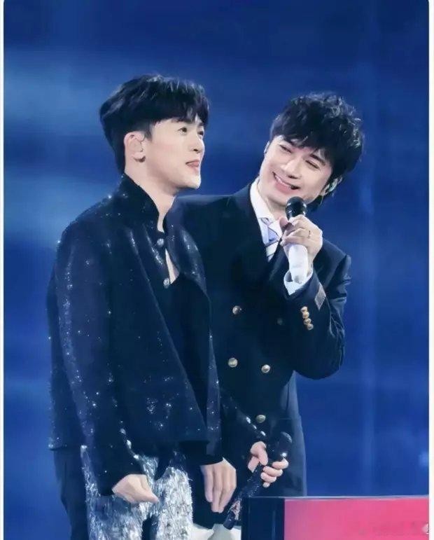 古巨基与苏有朋还一起同台演出，两位“五阿哥”合体让大家表示太惊喜。 ​​​