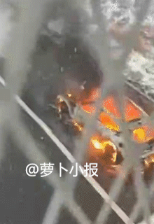 冰与火之歌！
1月19日网友发布视频，漫天风雪，白茫茫一片大地，这车也太火爆了，