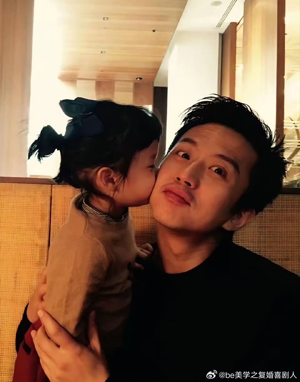 超哥真的太真诚了！给兄弟们送手写字，说自己学书法好多年了，还跟着小花妹妹去少年宫