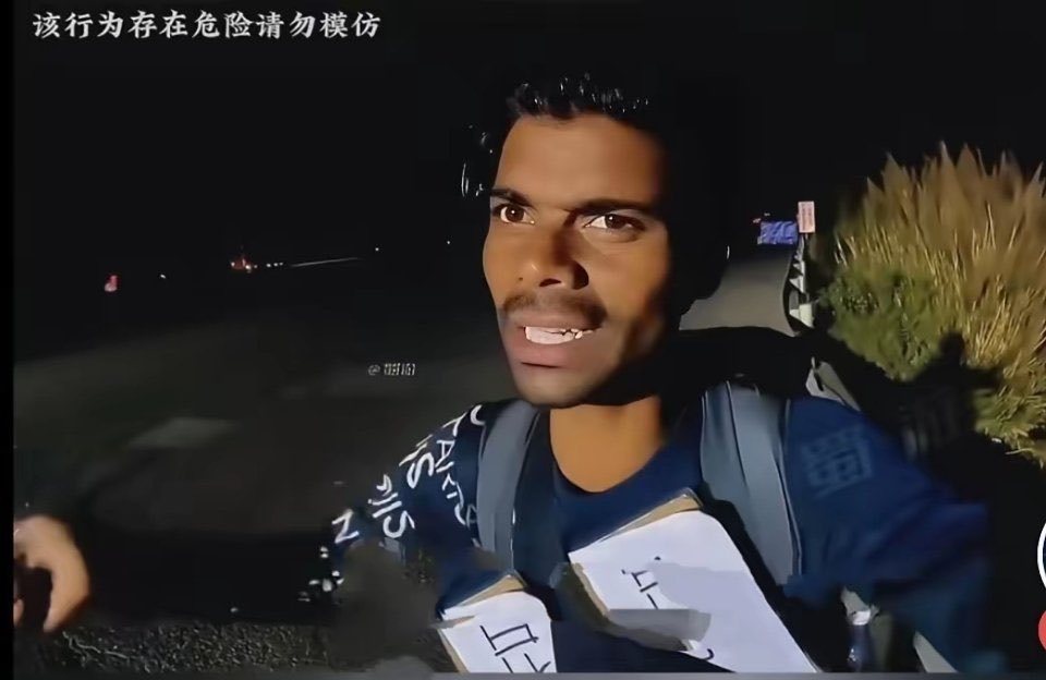一名印度博主穷游中国，是真的穷，身上只有二十块钱。出了机场吃了一碗鸡肉面后身无分