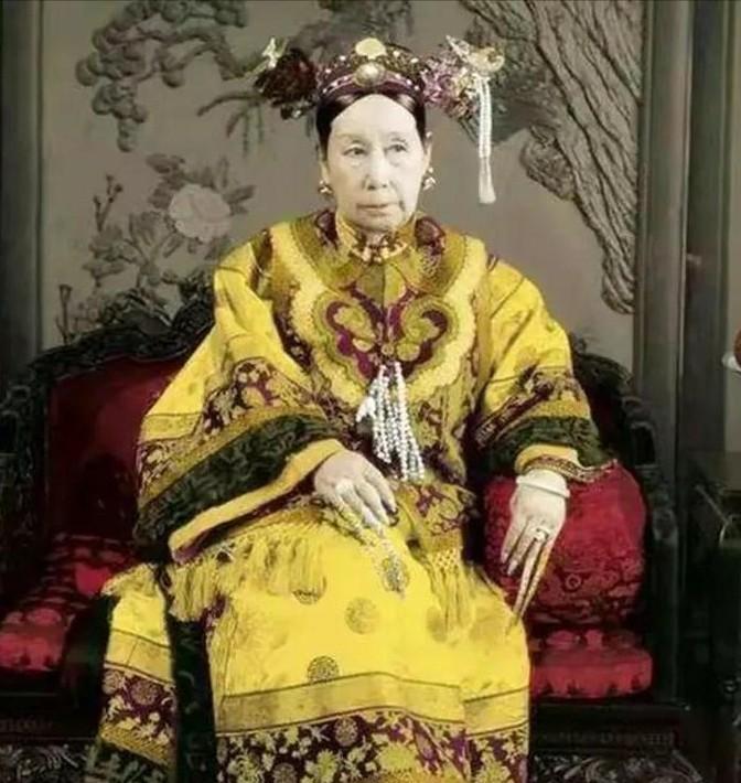 1896年，太监寇连材冒死对慈禧道：“大清快忘亡了，还望老佛爷以国事为重。”慈禧
