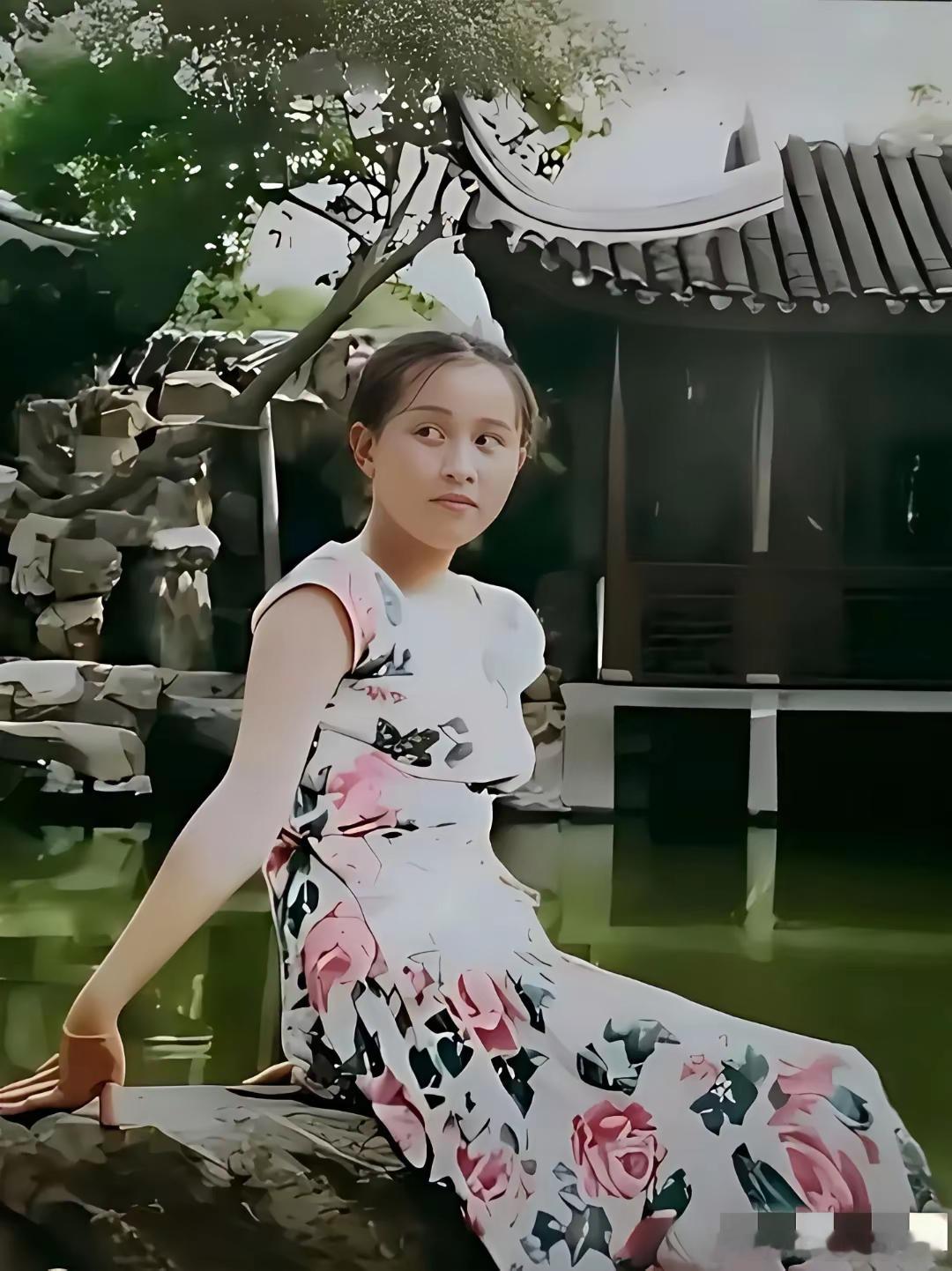 15岁的刘嘉玲在苏州园林的留影一点儿也不美！鼻子扁平，脑门凸起，唇型难看，满满的