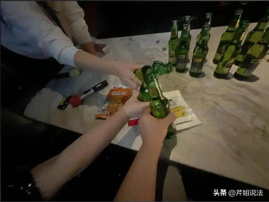 湖南长沙，男子跟朋友好久不见，就相约了去吃夜宵，还喝了不少酒。酒过三巡还不尽兴，