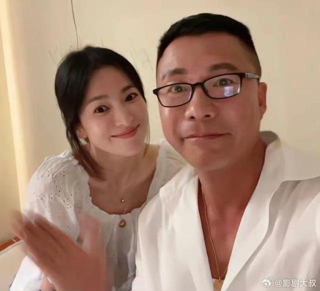 宋慧乔离婚后与友人亲密自拍，身穿简约白衬衫，高束马尾，清新甜美的气质宛若一颗饱满