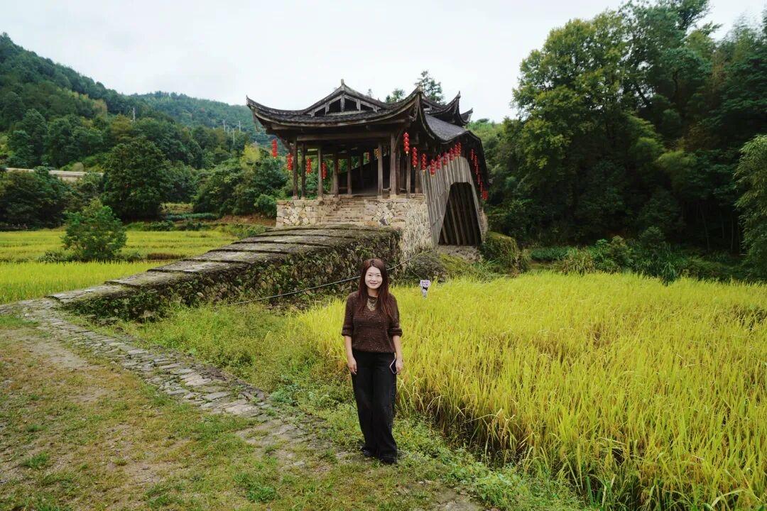 “歪的才好看。”
“我知道我歪，但我站得住。”
“他乡纵有满天星，不如家乡一盏灯
