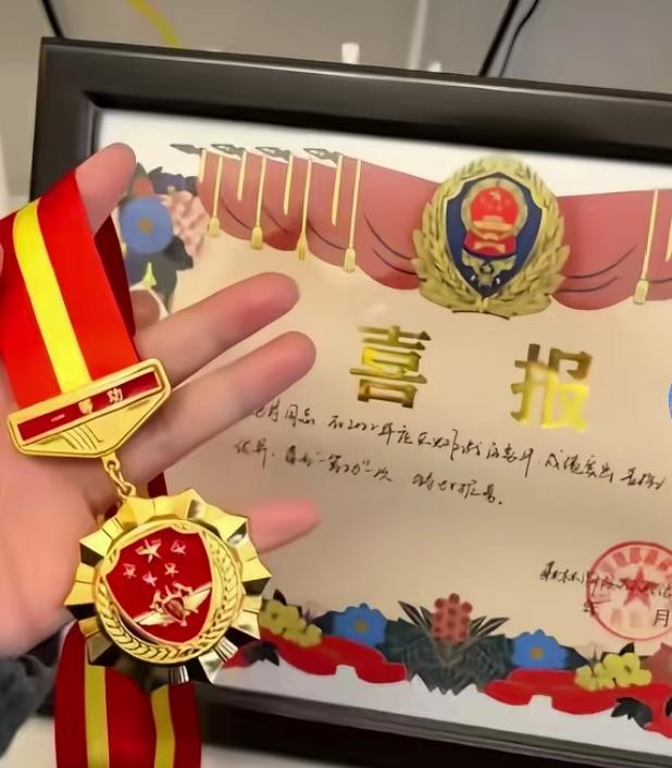 今天，我们要记住一个英雄的名字——徐世宇。他是四川都江堰人，是阿坝消防救援机动支