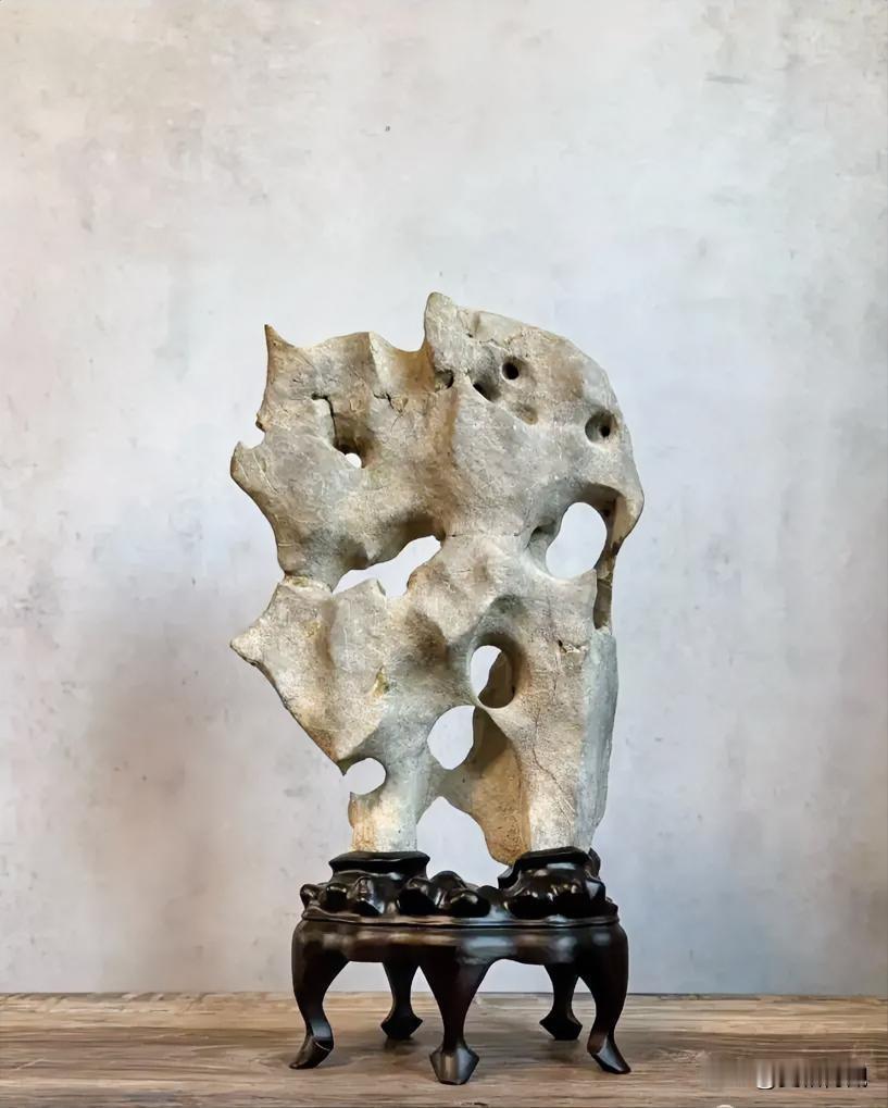 赏石 品佳作 
质、色、形、纹、韵 
高44x30x14cm