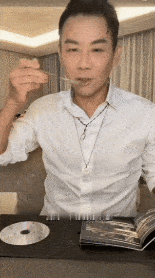 陶喆把刮刀当鞋拔子闻陶喆直播把刮刀认成鞋拔子还闻出奶油芝士味太有梗了，这波操作笑