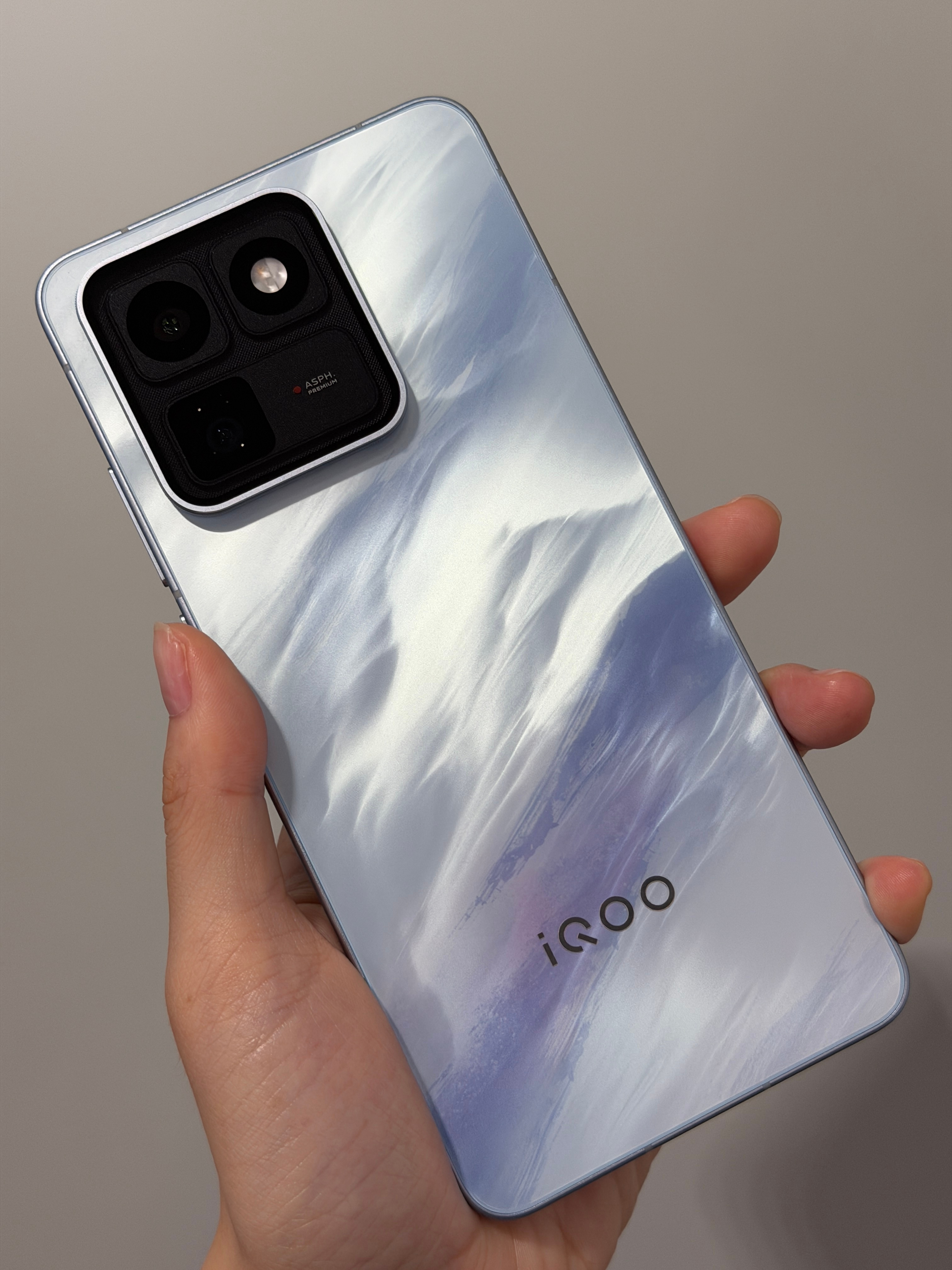 iQOO15T 青云 配色真机上手实拍后盖随光线变化泛出一抹红～和“凌云”一样呈