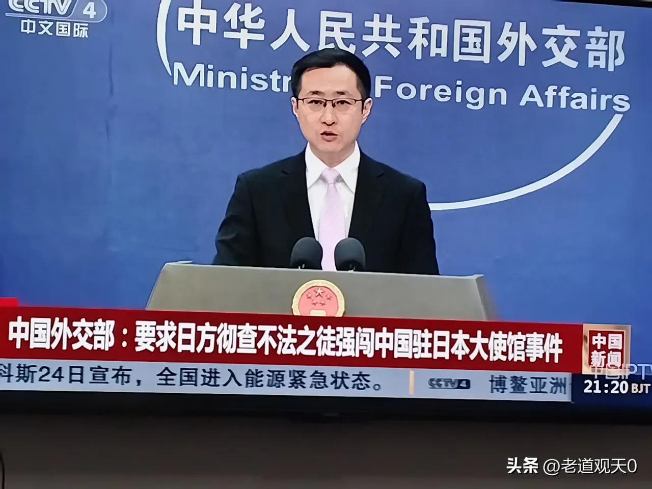 这个问题真的值得深思。
这个歹徒怎么能够闯得进我国驻日使馆？说明安保措施方面还存