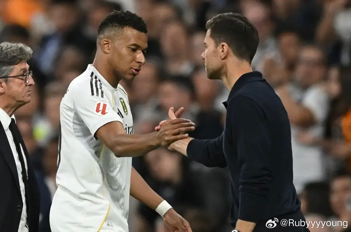 阿隆索得知被解雇反应 我觉得主要问题还是对更衣室的把控和技战术的混乱，如果说巴萨