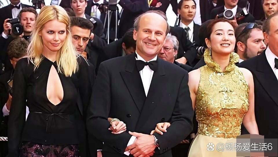 巩俐在国外美得真高调！一袭花朵刺绣长裙，高雅大气，回眸一笑让老外都看呆了眼，真给