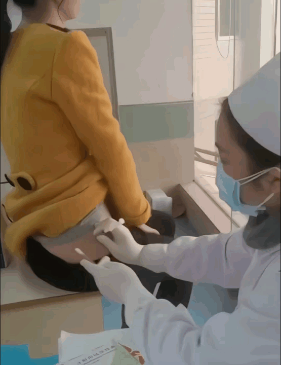 看了半天，原来护士小姐姐是用左手打针的！为啥边打边用棉签摩擦几下旁边呢？

看来