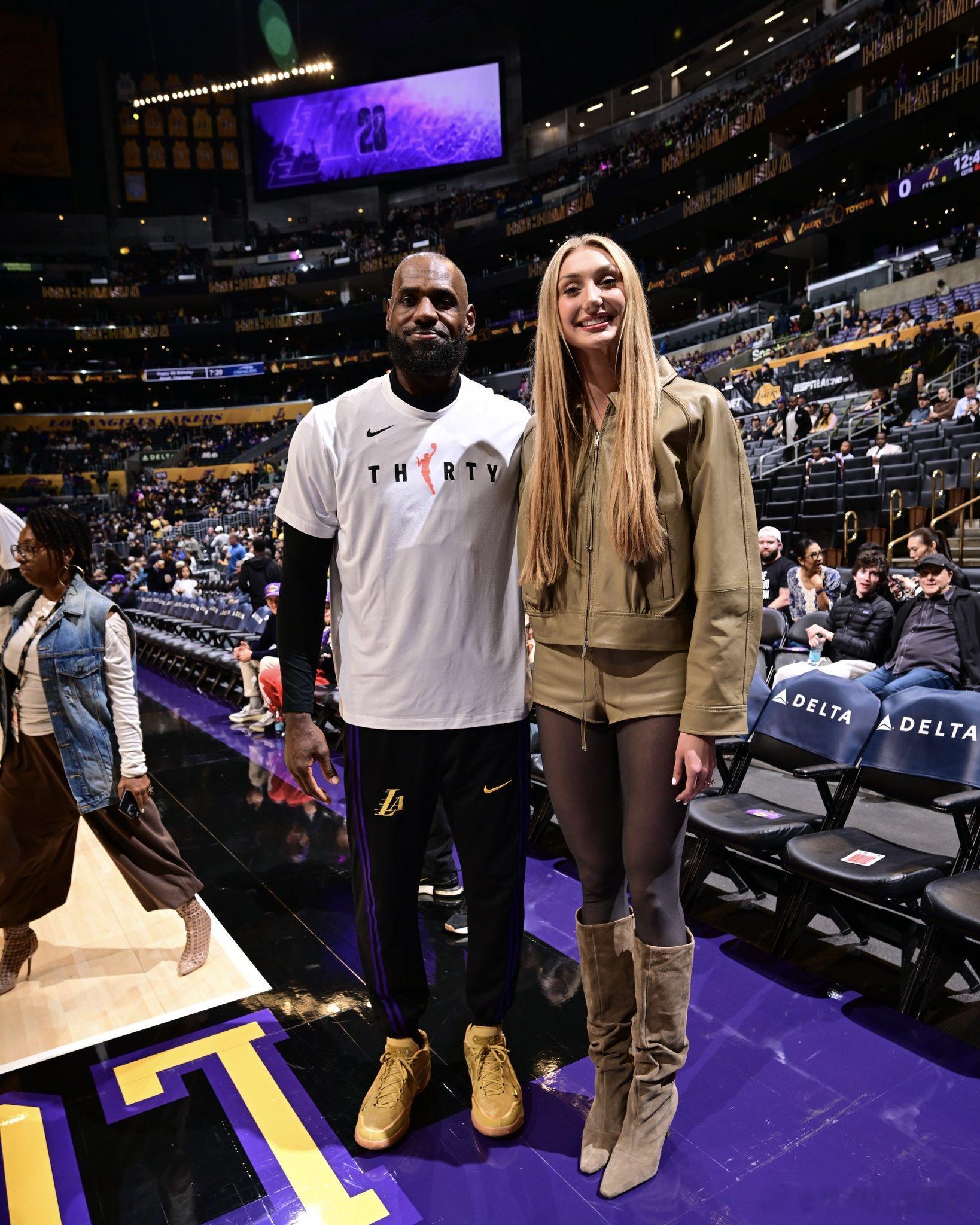 詹姆斯布林克合照 湖人迎战太阳，詹姆斯和场边观战的卡梅隆-布林克合照！WNBA新